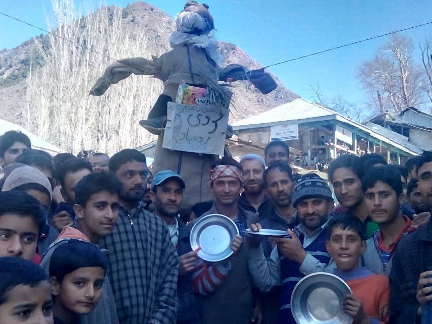Protesting against NFSA, Karnah residents attempt to cut LoC fence to cross over